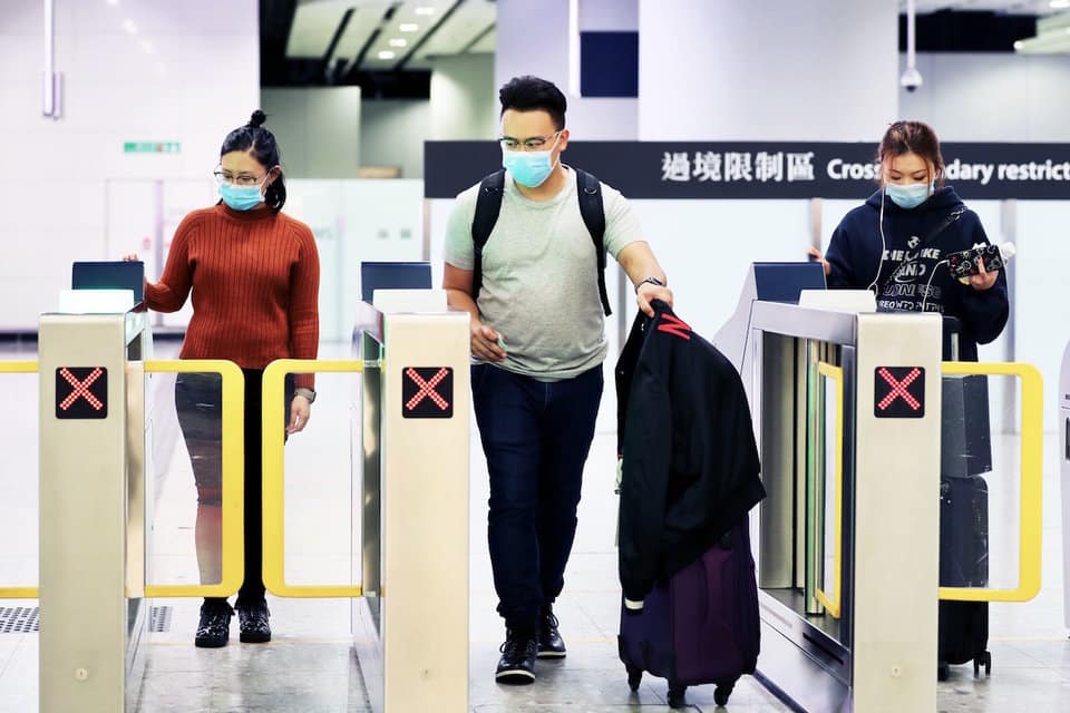 Khẩu trang y tế không có hiệu quả phòng ngừa nhiễm virus corona lây qua không khí